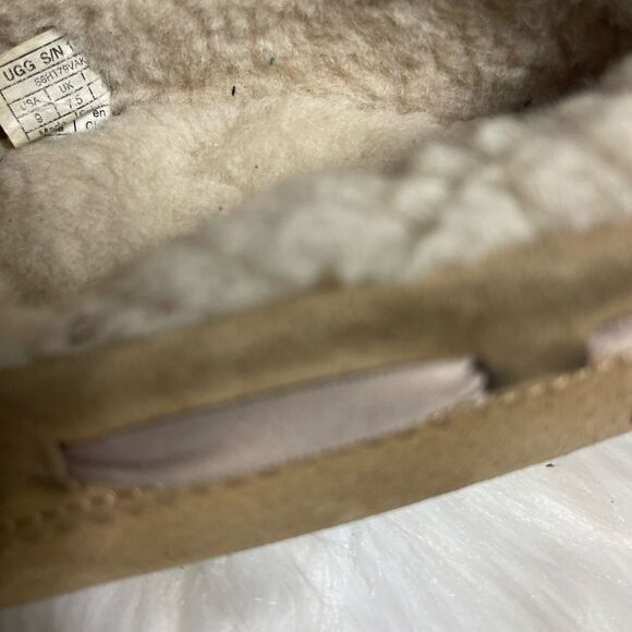 UGG Australia Dakota Pom Moccasins khaki size 9. - Picture 9 of 10